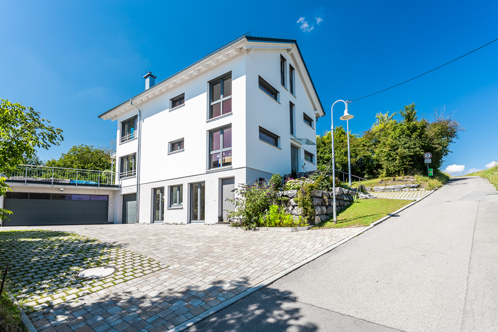 Mehrfamilienhaus in Allensbach am Hang gebaut